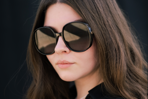 Frau mit großer, dunklen Sonnenbrille von Optik Platten - Optiker mit Standorten in Kastellaun, Emmelshausen, Traben-Trarbach & Kaisersesch