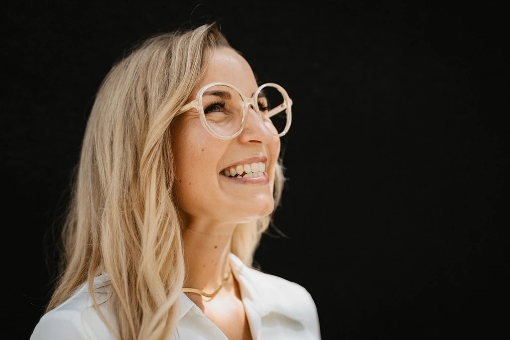 Frau mit einer modernen Sehhilfe von Optik Platten - Optiker mit Standorten in Kastellaun, Emmelshausen, Traben-Trarbach & Kaisersesch