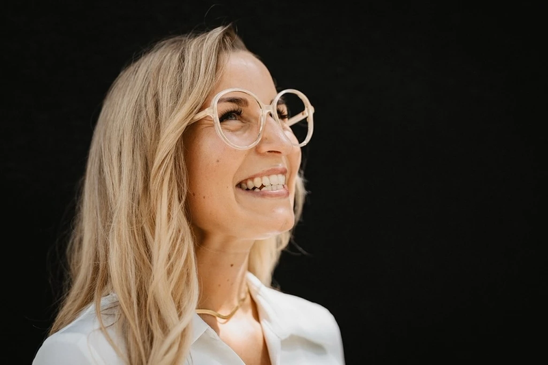 Frau mit einer modernen Sehhilfe von Optik Platten - Optiker mit Standorten in Kastellaun, Emmelshausen, Traben-Trarbach & Kaisersesch