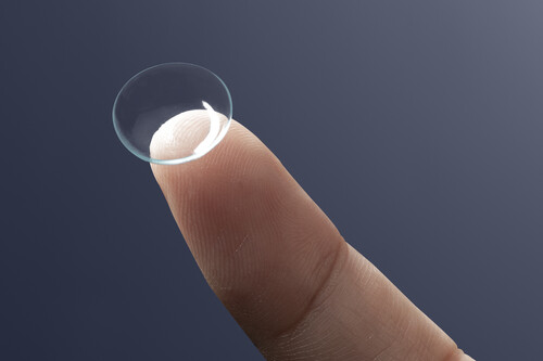 Smart contact lens fingertip new tech (2)